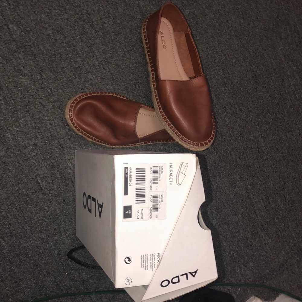 Espadrilles
Closed round toe
Flat